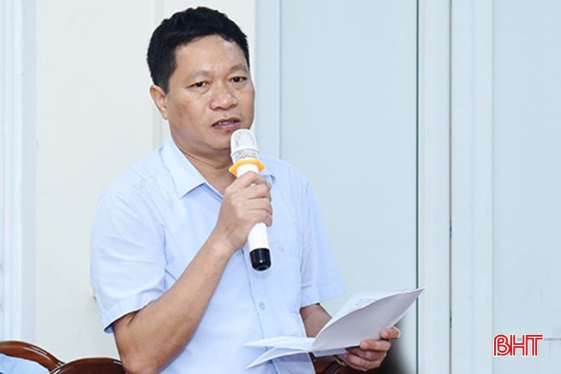 Trưởng phòng Tư pháp huyện Nghi Xuân Trần Hoàng Thạch góp ý dự thảo nghị quyết.