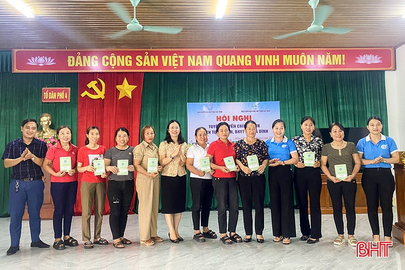 BHXH tỉnh phối hợp Hội LHPN tỉnh tuyên truyền cho hội viên phụ nữ tại TDP4, phường Đậu Liêu, thị xã Hồng Lĩnh. Trong ảnh: Đại diện BHXH tỉnh trao sổ cho người tham gia BHXH tự nguyện sau hội nghị.