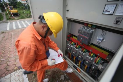 Kỹ thuật viên điện lực kiểm tra hệ thống. Ảnh: Ngọc Thành